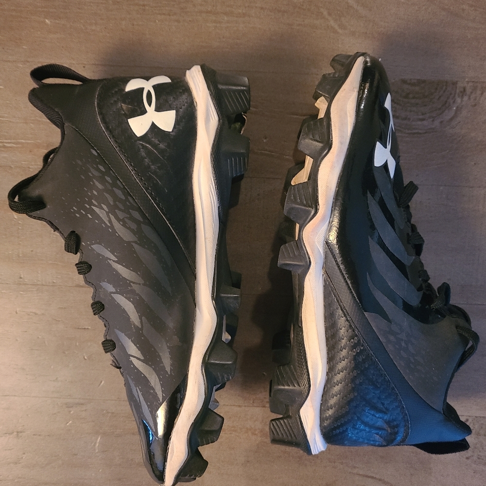 Under armour youth kids cleats size 2.5